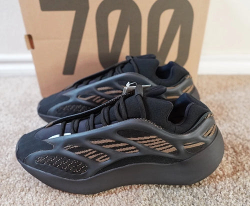 adidas Yeezy 700 V3 Clay Brown GY0189 NEW Men's Size 10.5 Authentic