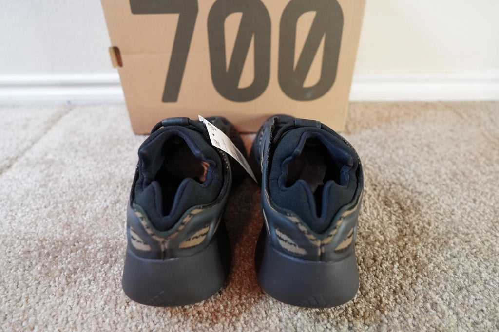 adidas Yeezy 700 V3 Clay Brown GY0189 NEW Men's Size 10.5 Authentic