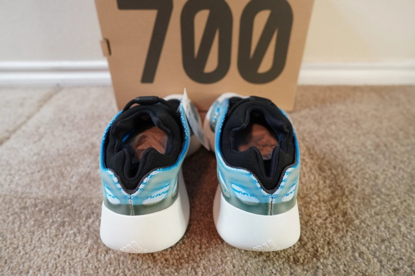 adidas Yeezy 700 V3 Arzareth G54850 NEW Men's Size 10.5 Authentic