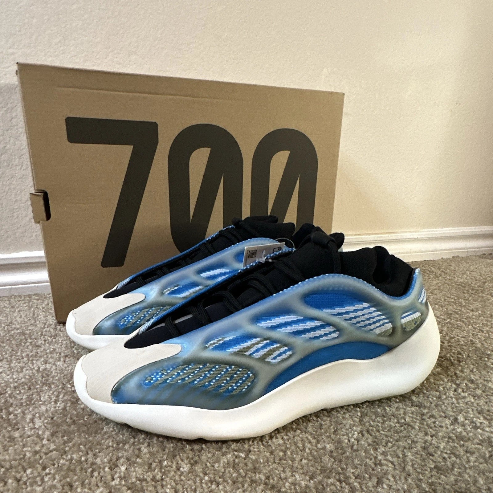 adidas Yeezy 700 V3 Arzareth G54850 NEW Men's Size 10.5 Authentic