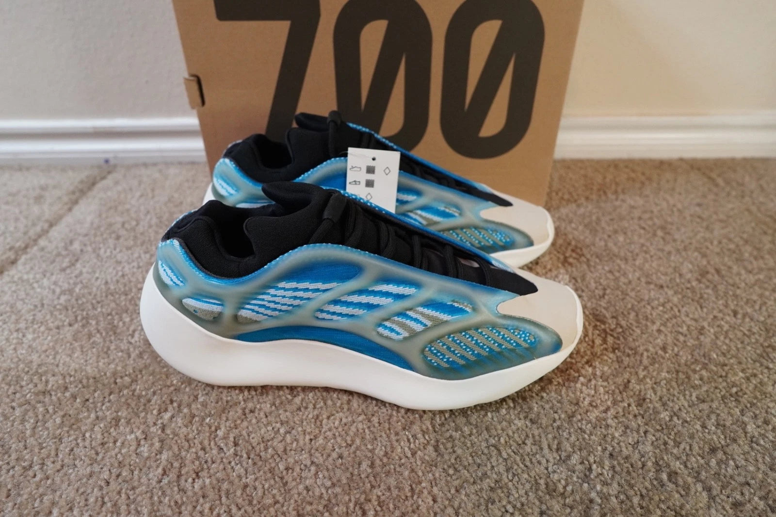adidas Yeezy 700 V3 Arzareth G54850 NEW Men's Size 10.5 Authentic