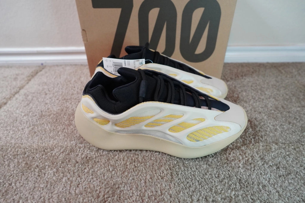 adidas Yeezy 700 V3 Safflower G54853 NEW Men's Size 10.5 Authentic