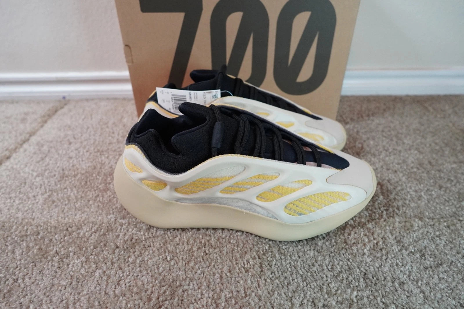 adidas Yeezy 700 V3 Safflower G54853 NEW Men's Size 10.5 Authentic