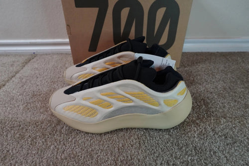 adidas Yeezy 700 V3 Safflower G54853 NEW Men's Size 10.5 Authentic