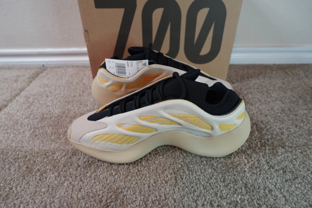 adidas Yeezy 700 V3 Safflower G54853 NEW Men's Size 10.5 Authentic