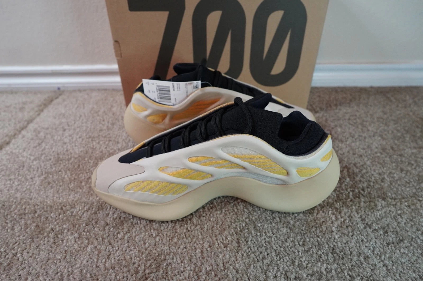 adidas Yeezy 700 V3 Safflower G54853 NEW Men's Size 10.5 Authentic