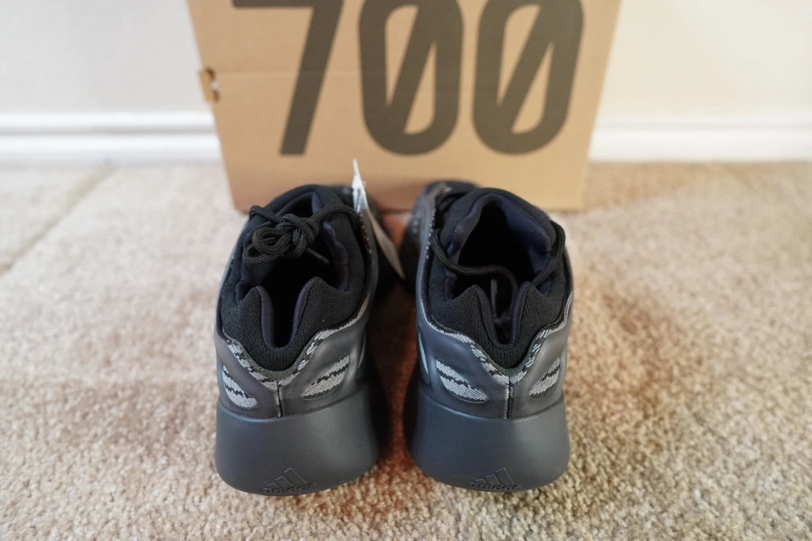 adidas Yeezy 700 V3 Alvah H67799 NEW Men's Size 10.5 Authentic