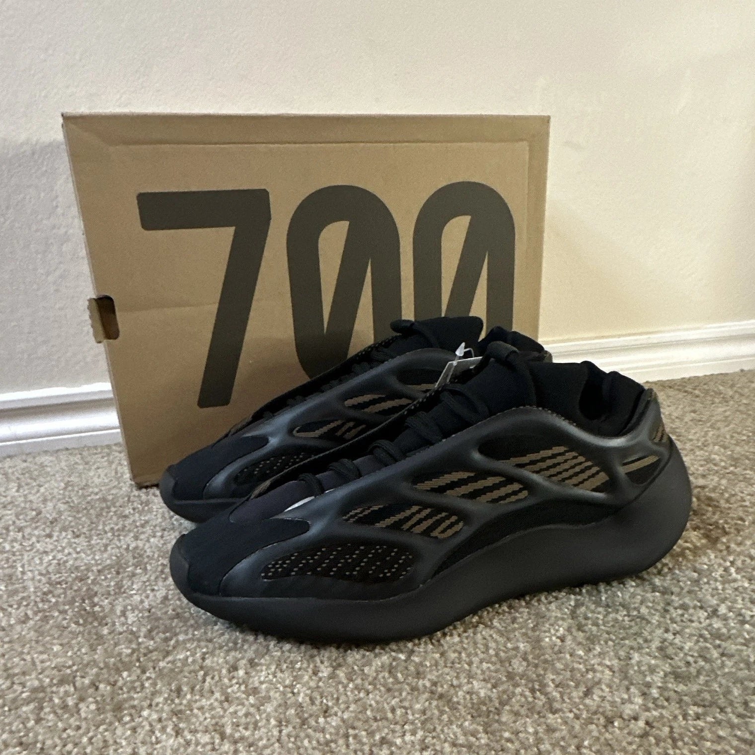 adidas Yeezy 700 V3 Clay Brown GY0189 NEW Men's Size 10.5 Authentic