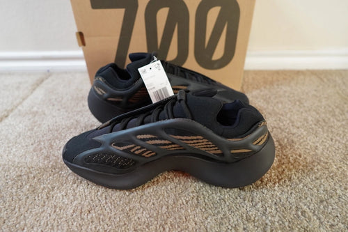 adidas Yeezy 700 V3 Clay Brown GY0189 NEW Men's Size 10.5 Authentic