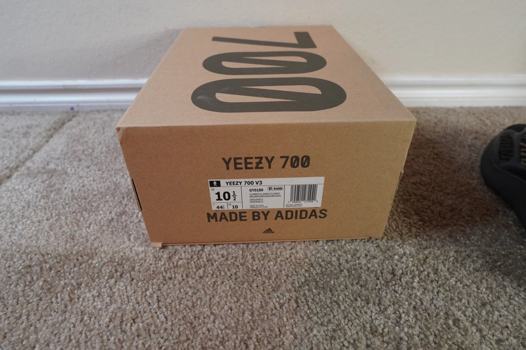 adidas Yeezy 700 V3 Clay Brown GY0189 NEW Men's Size 10.5 Authentic