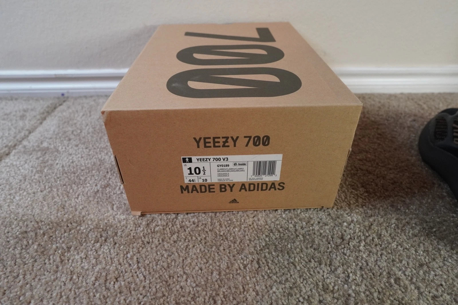 adidas Yeezy 700 V3 Clay Brown GY0189 NEW Men's Size 10.5 Authentic