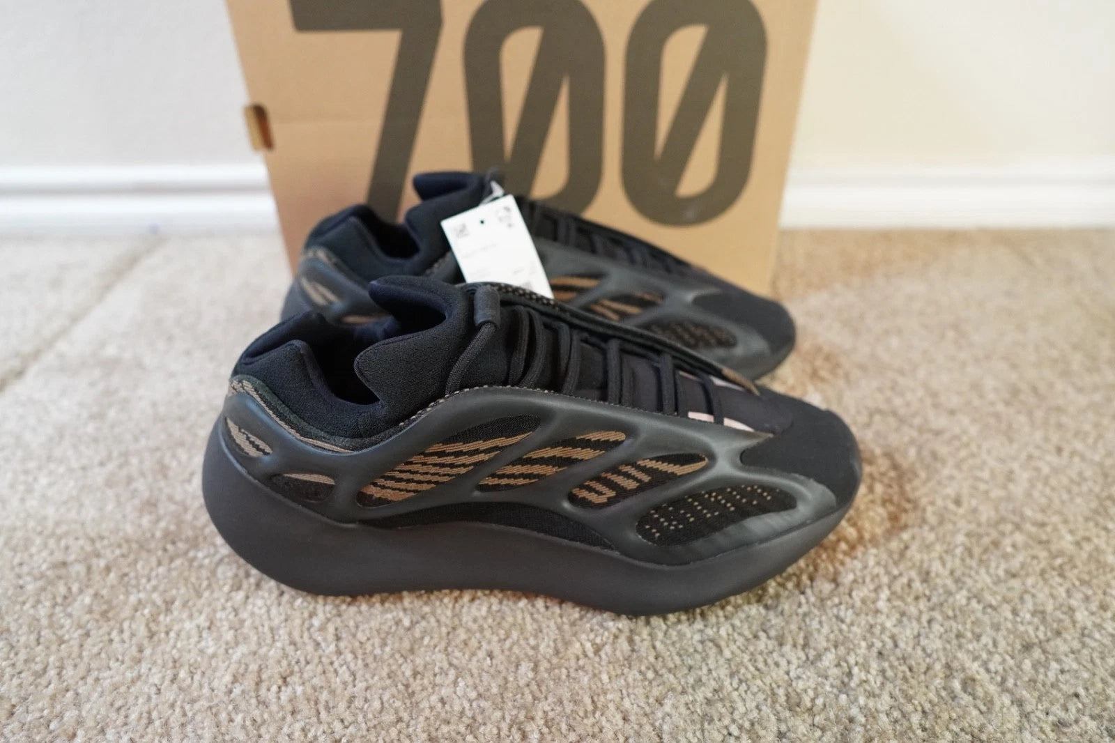 adidas Yeezy 700 V3 Clay Brown GY0189 NEW Men's Size 10.5 Authentic