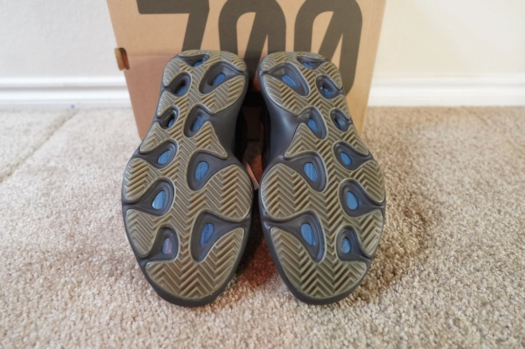 adidas Yeezy 700 V3 Clay Brown GY0189 NEW Men's Size 10.5 Authentic