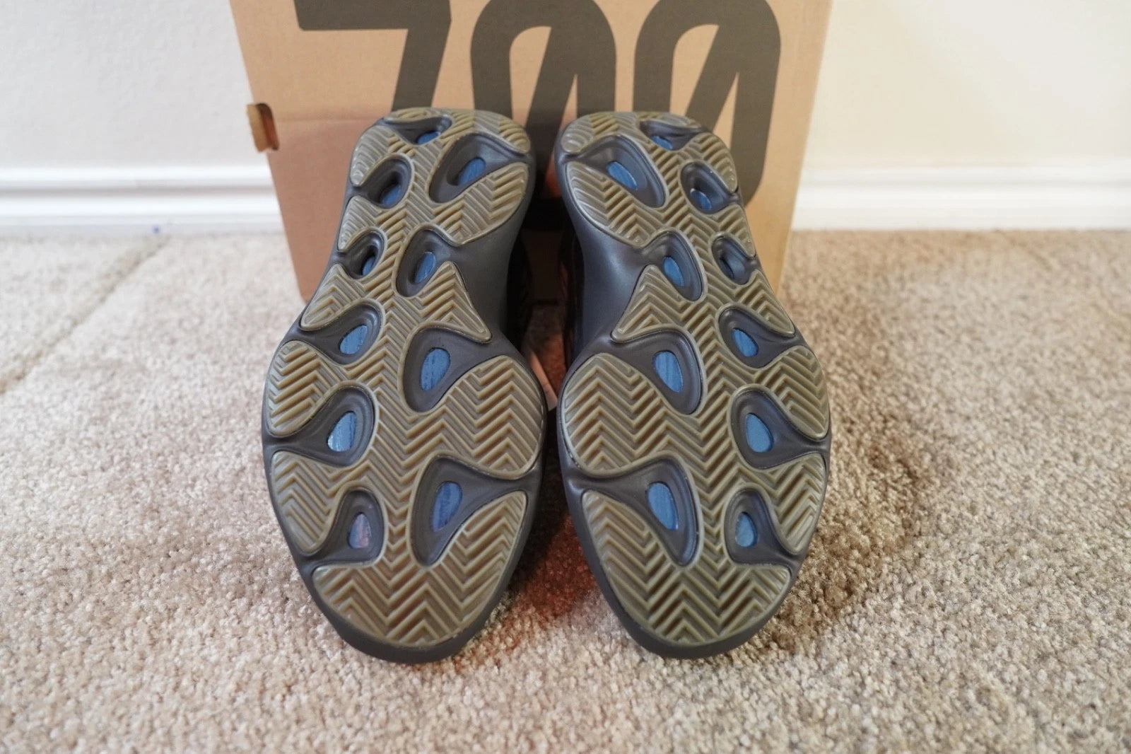 adidas Yeezy 700 V3 Clay Brown GY0189 NEW Men's Size 10.5 Authentic