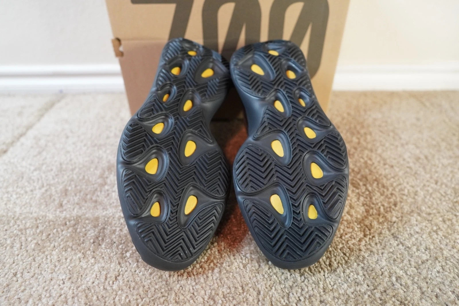 adidas Yeezy 700 V3 Alvah H67799 NEW Men's Size 10.5 Authentic