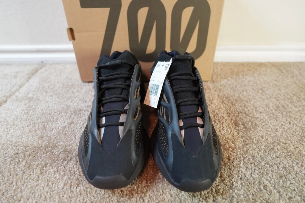 adidas Yeezy 700 V3 Clay Brown GY0189 NEW Men's Size 10.5 Authentic
