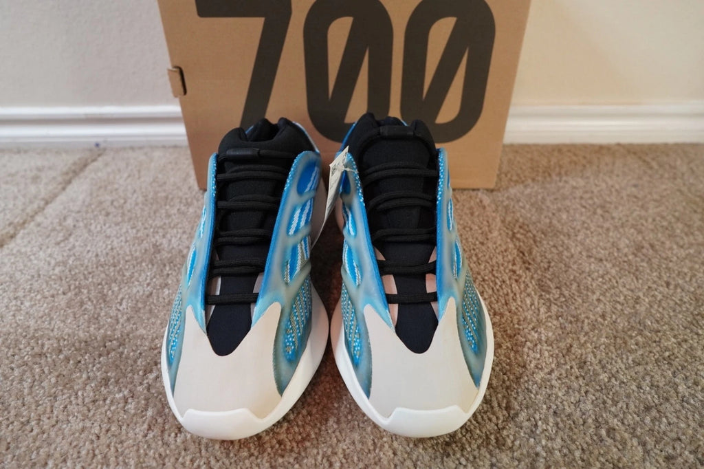 adidas Yeezy 700 V3 Arzareth G54850 NEW Men's Size 10.5 Authentic